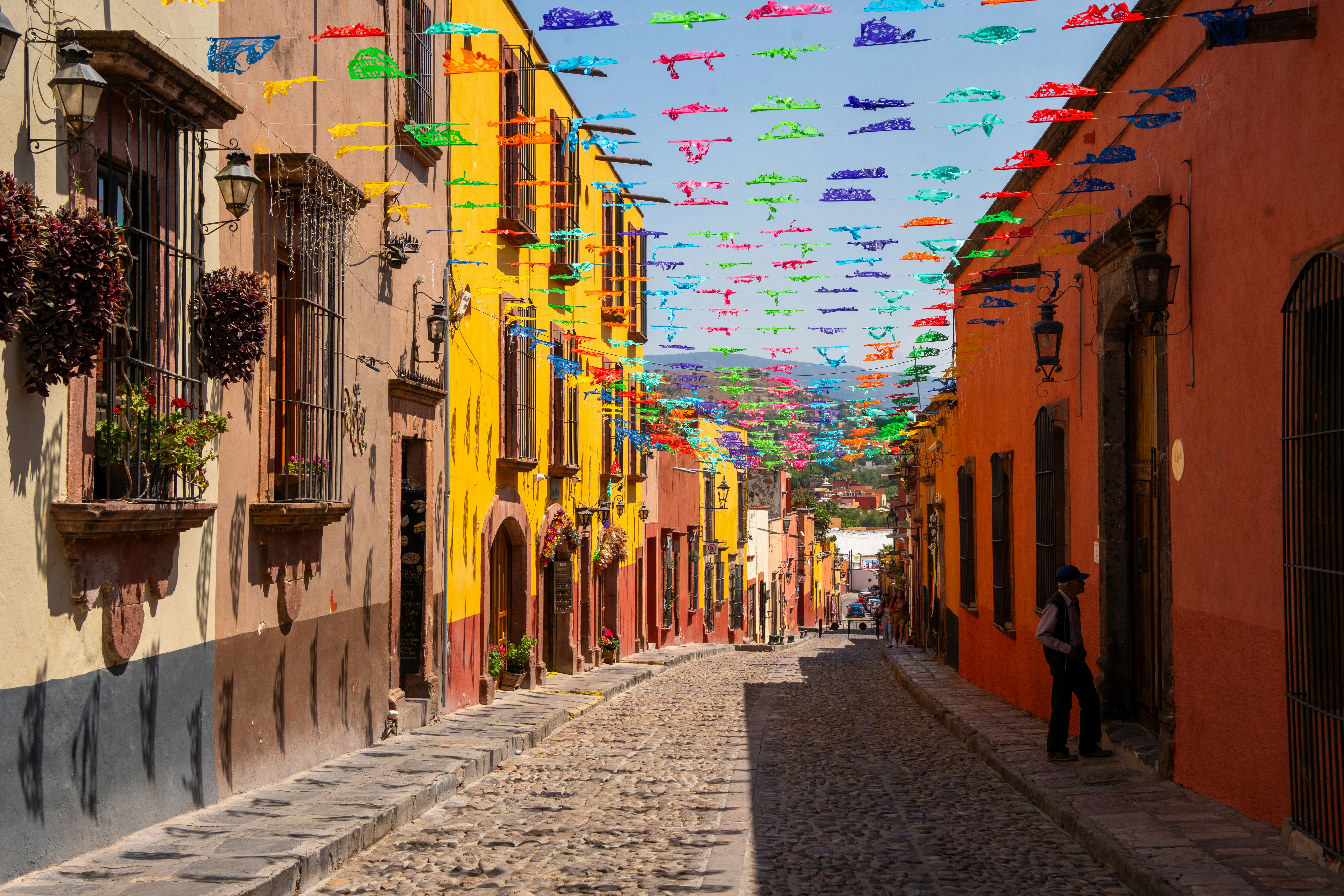 Calle colorida en Guadalajara con identidad cultural local